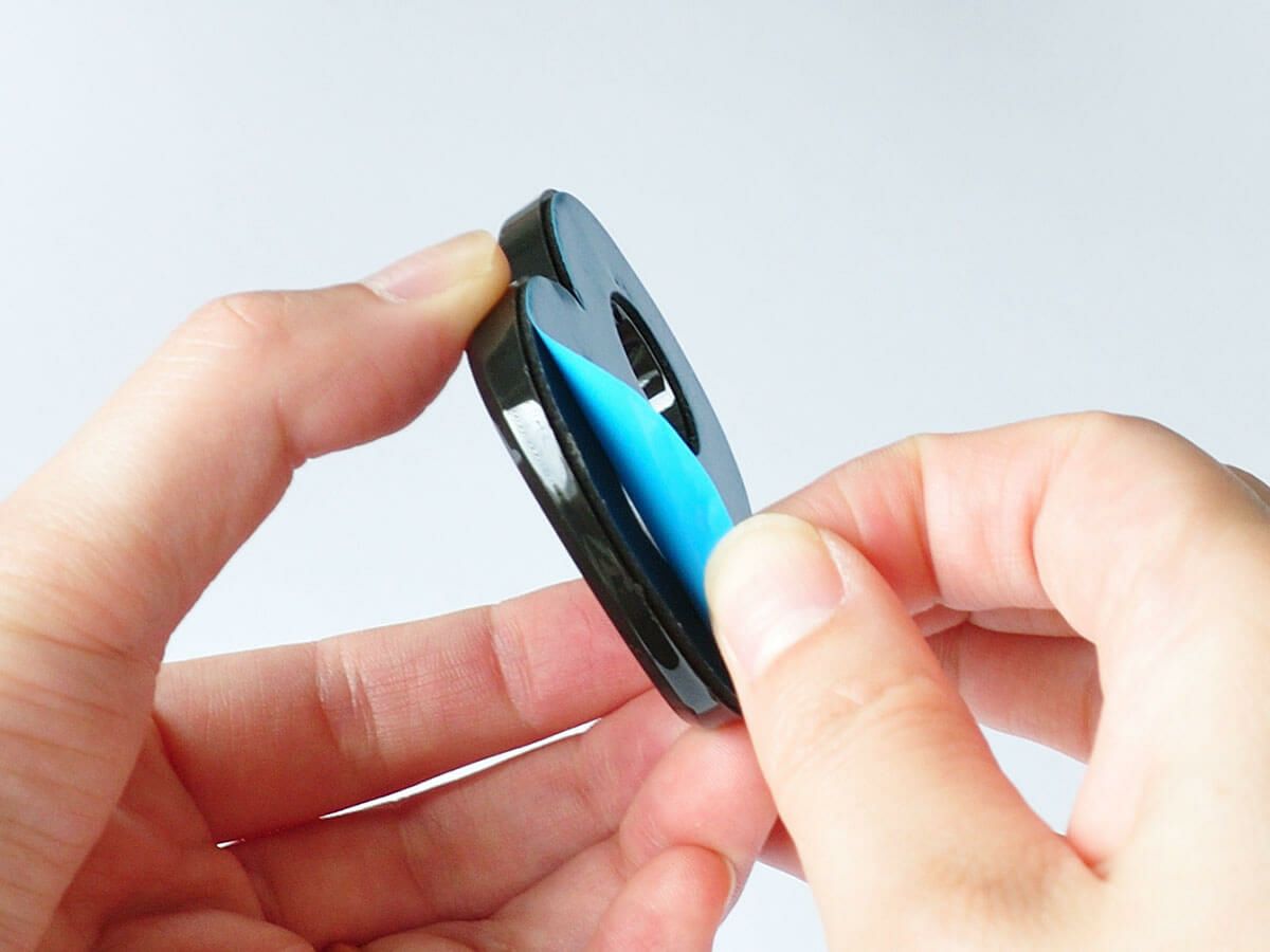 背面の強力両面テープで貼るだけ