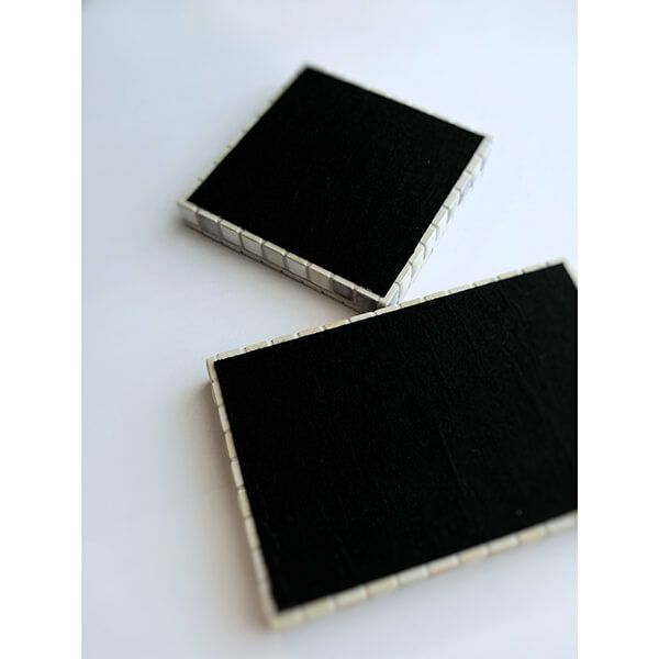 裏はフェルト貼りになっており机を傷つけません