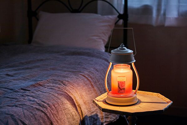 本体は「白」色です。キャンドル別売り