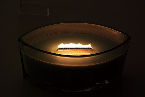 火を灯すと暖炉のように”パチパチ”と音がします