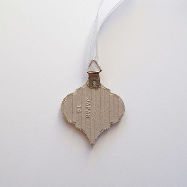 裏面：接着剤のヨレのある場合があります