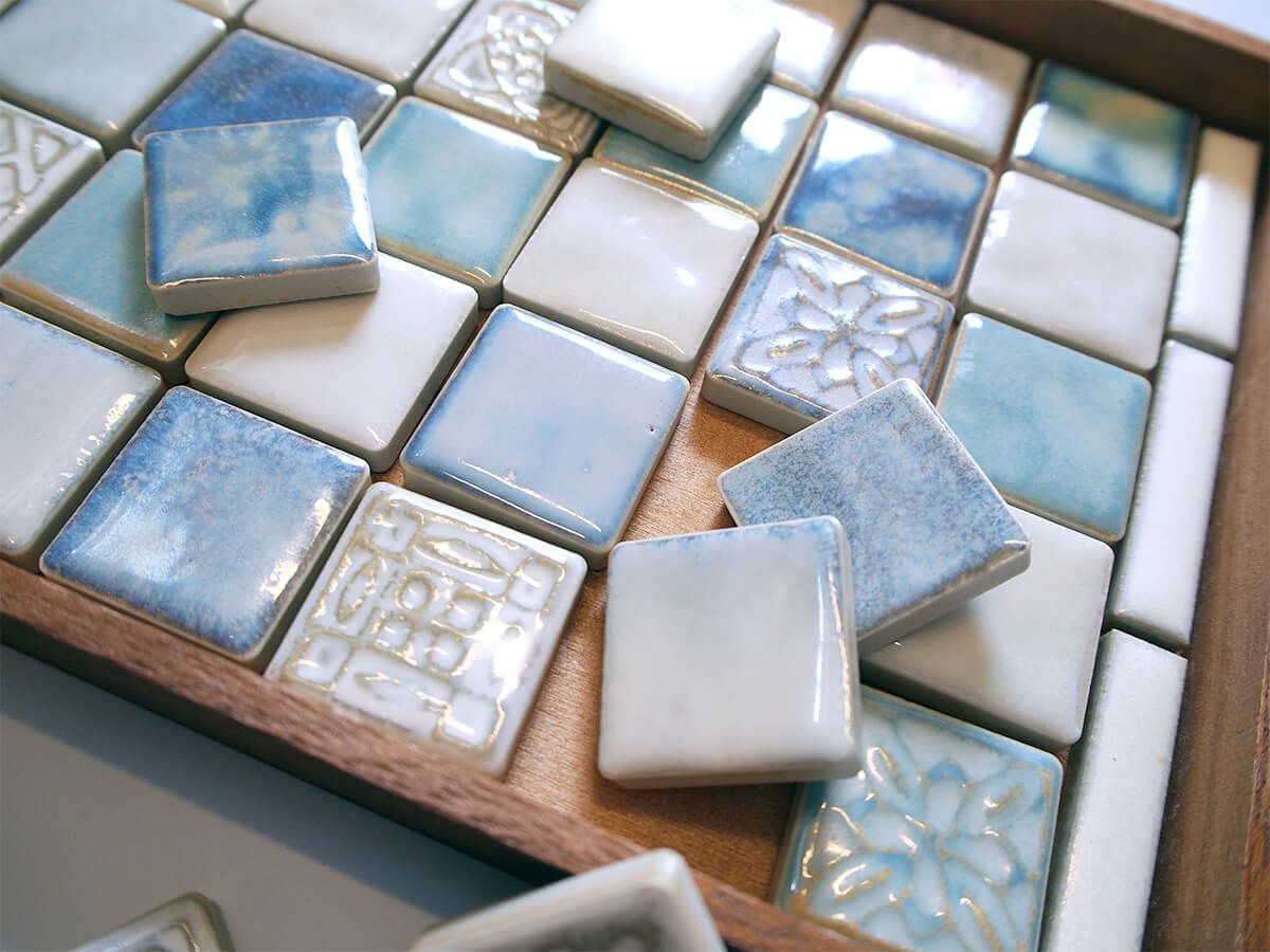 タイルの柄と色はランダムでお届けします