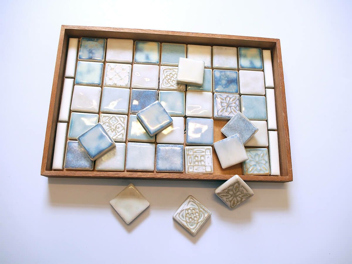 タイルの柄と色はランダムでお届けします