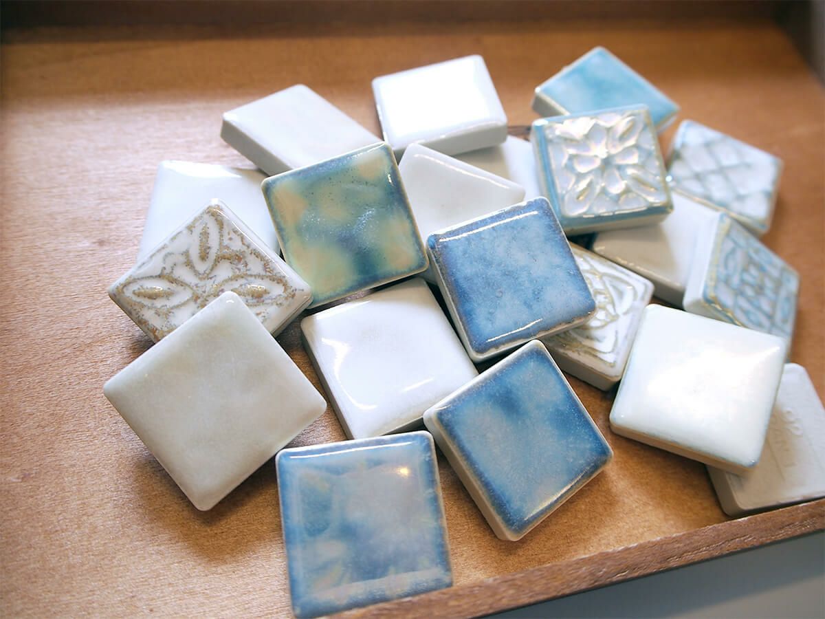 タイルの柄と色はランダムでお届けします