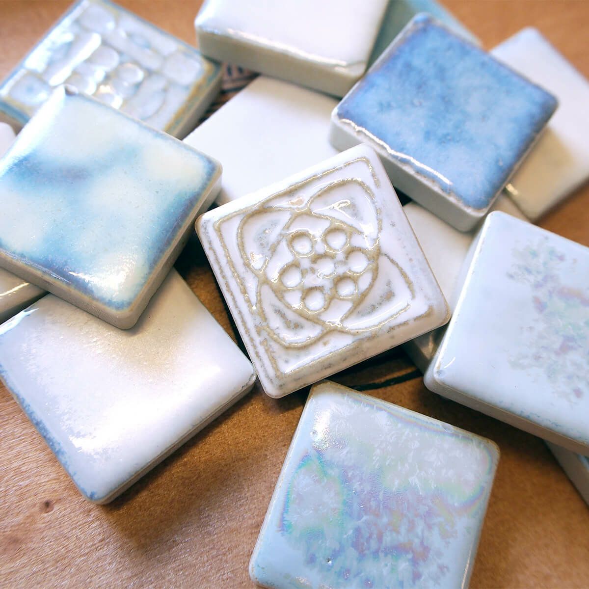 タイルの柄と色はランダムでお届けします