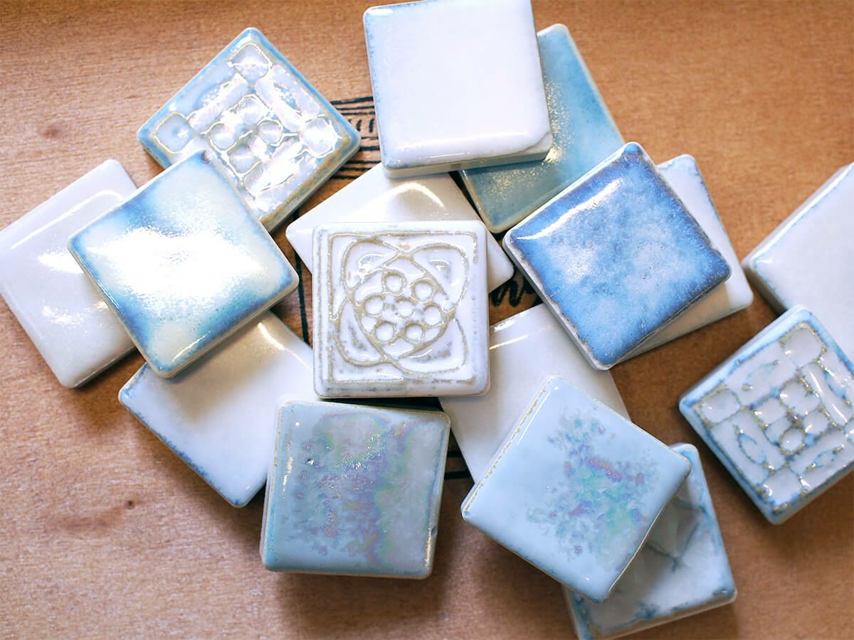 タイルの柄と色はランダムでお届けします