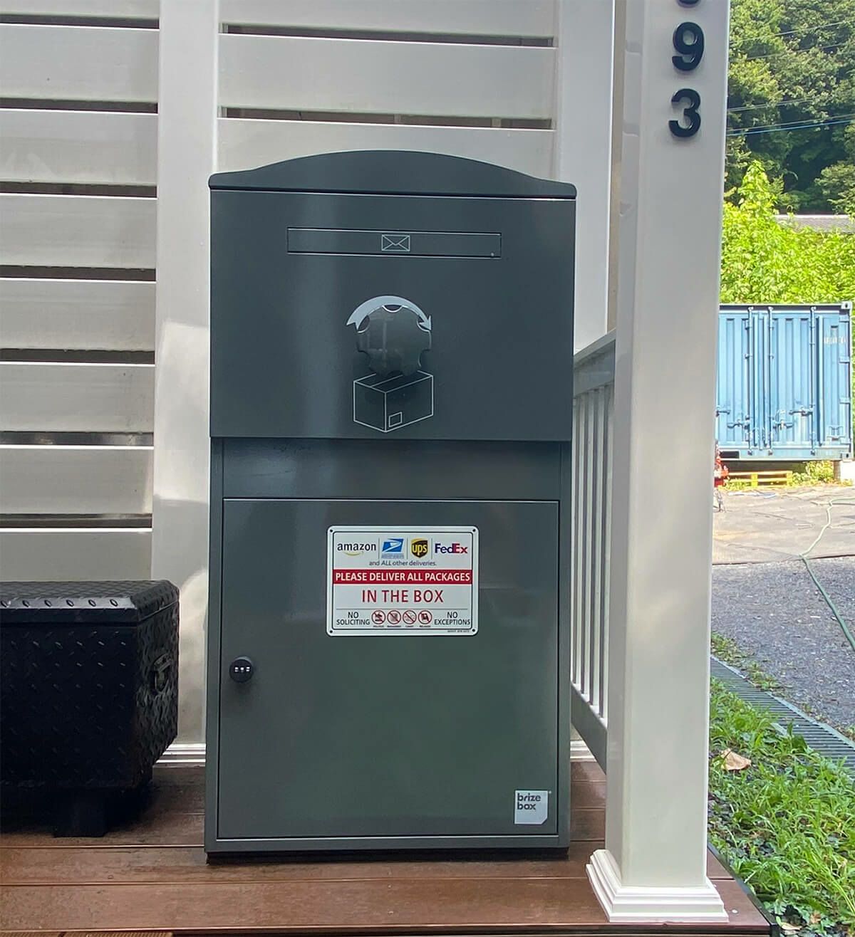 サインの裏面にマグネットを貼れば取り外しも簡単